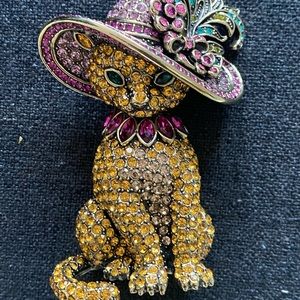 RARE HEIDI DAUS Jewelry
"FABULOUS TABBY" Swarovski
Crystal KITTY CAT PIN BROOCH